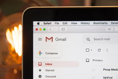 Gmail-Webseite auf einem Laptop-Bildschirm mit Menüleiste und Suchleiste